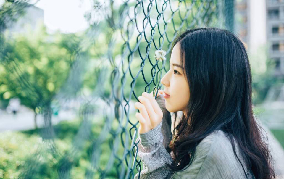 大乔面色立时变得惨白，连忙看向小乔怒斥道：“妹妹在胡说什么？军国大事，妇道人家不得掺和。”